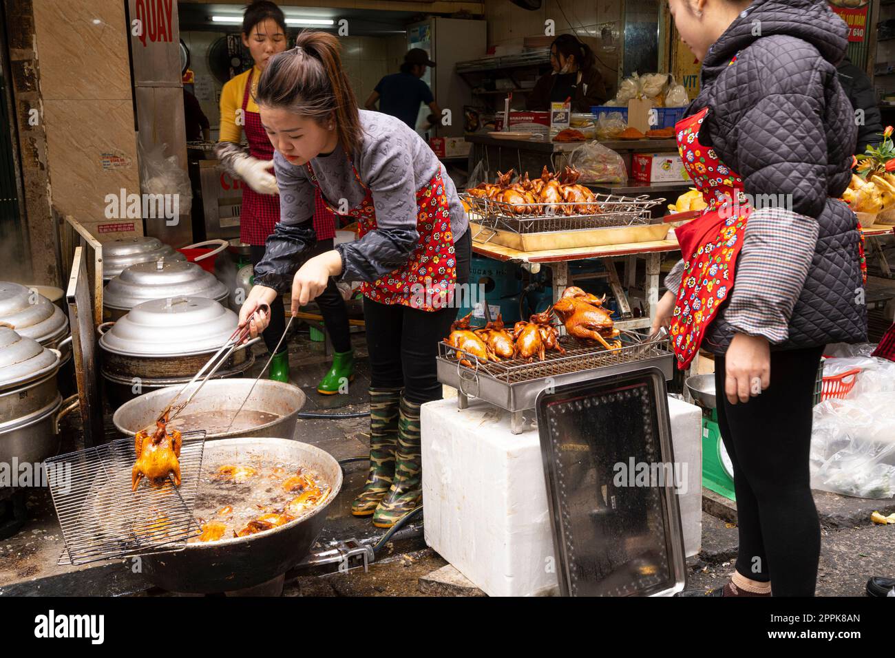 Cuisson de canard dans la rue à Hanoi, Vietnam Banque D'Images