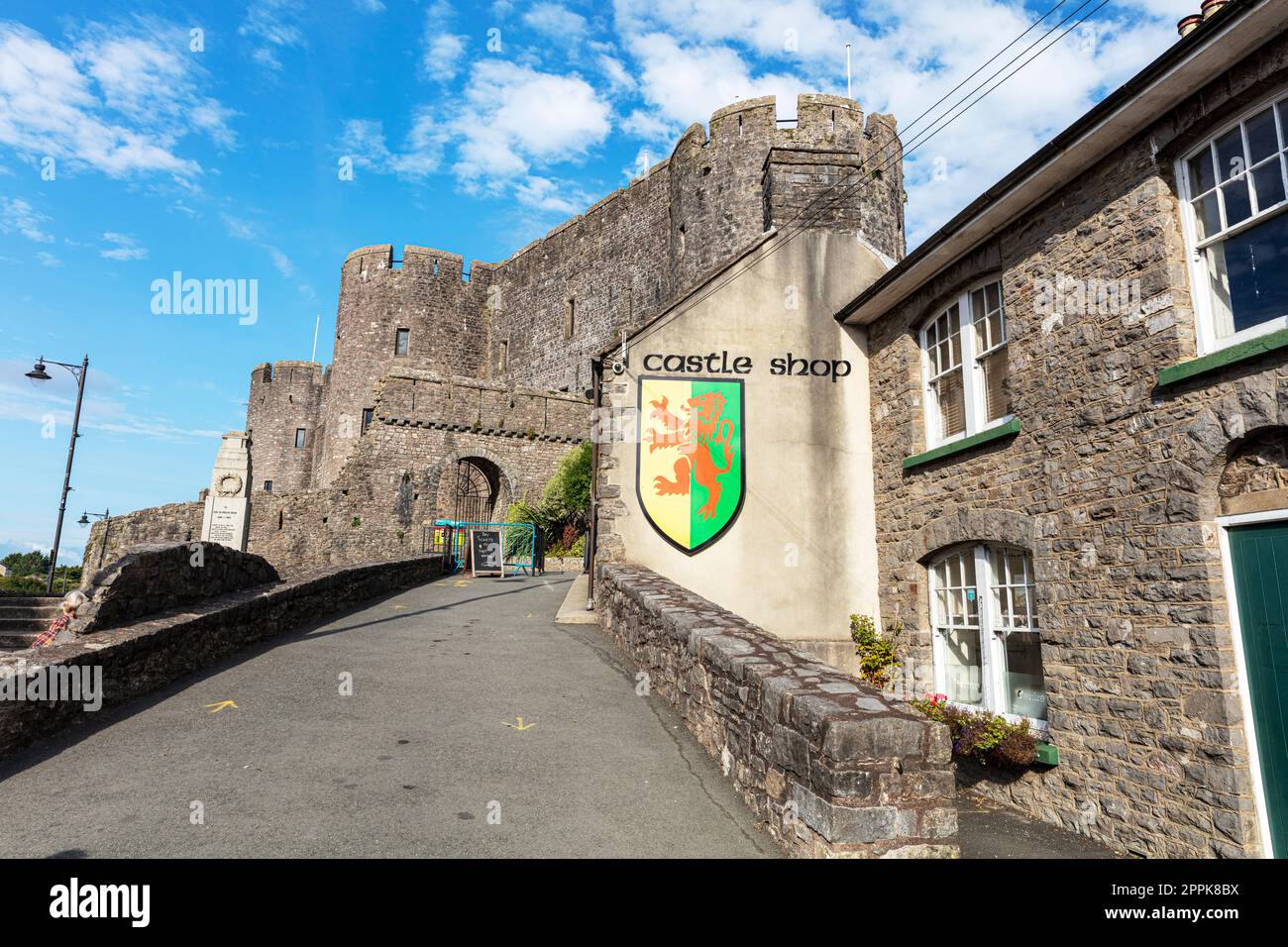 Le château de Pembroke (gallois : Castell Penfro) est un château médiéval situé dans le centre de Pembroke, dans le Pembrokeshire, au pays de Galles. pays de galles, pembrokeshire, château de pembroke Banque D'Images