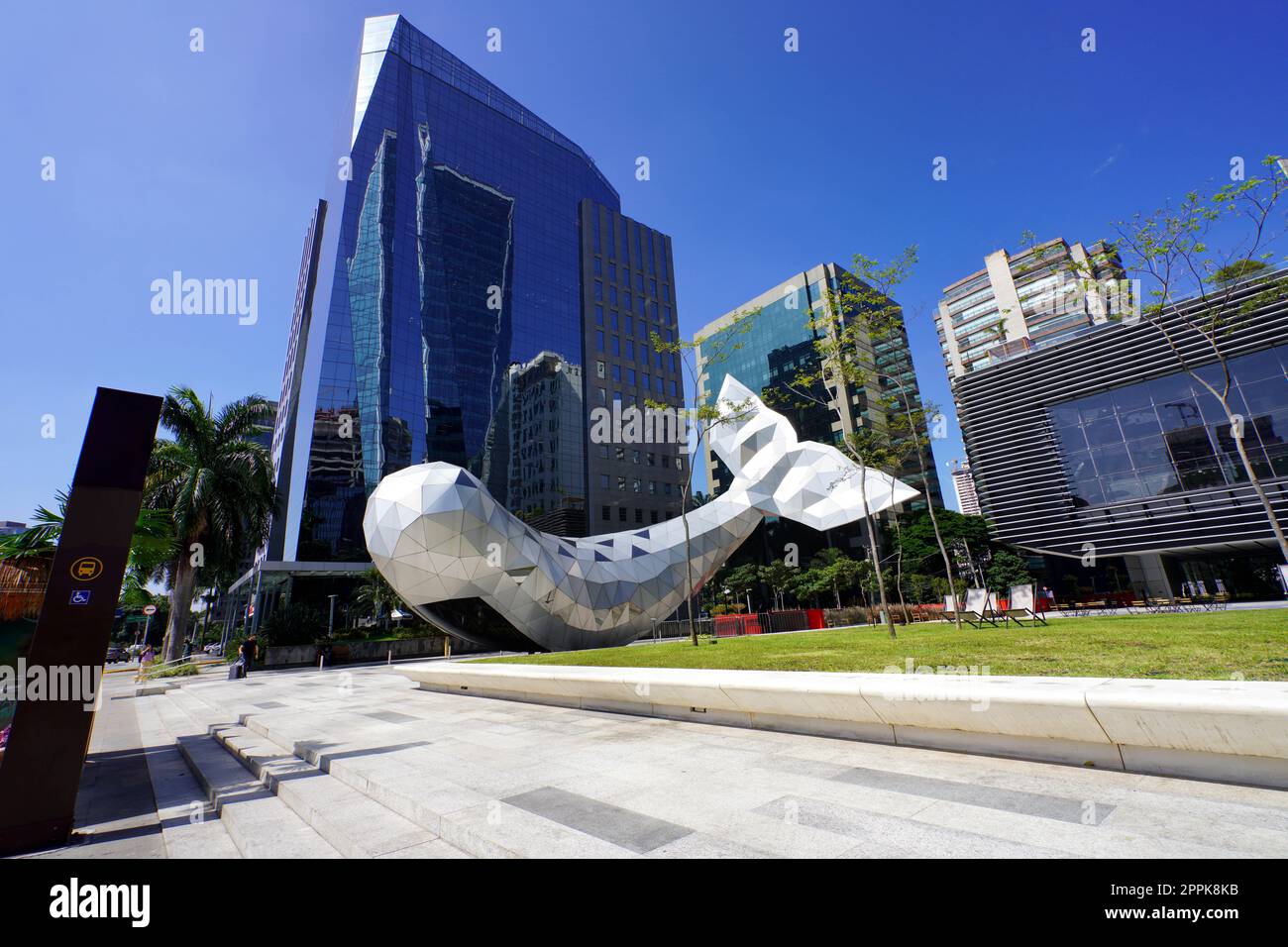 SAO PAULO, BRÉSIL - 27 JANVIER 2023: Grand angle du quartier financier à Sao Paulo. Faria Lima Avenue avec la Baleine métallique à Sao Paulo, Brésil. Banque D'Images SAO PAULO, BRÉSIL - 27 JANVIER 2023: Grand angle du quartier financier à Sao Paulo. Faria Lima Avenue avec la Baleine métallique à Sao Paulo, Brésil. Banque D'Images
