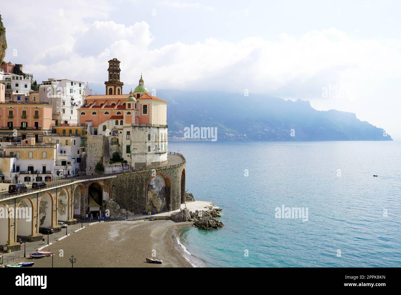 Belle vue sur le village d'Atrani sur la côte amalfitaine, en Italie Banque D'Images