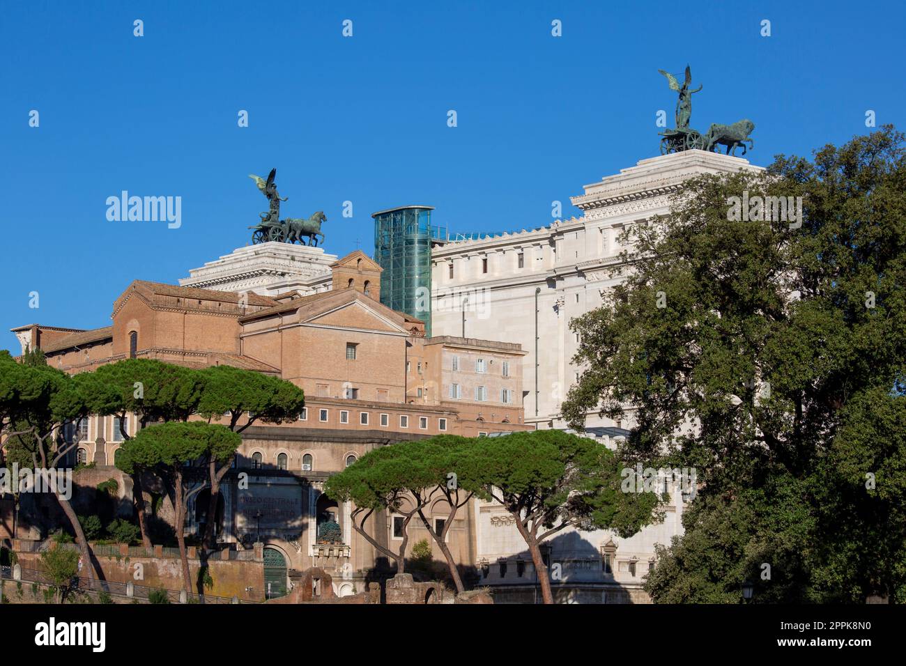 Vue du Forum de Trajan du monument Victor Emmanuel II avec quadriga au sommet, Rome, Italie Banque D'Images