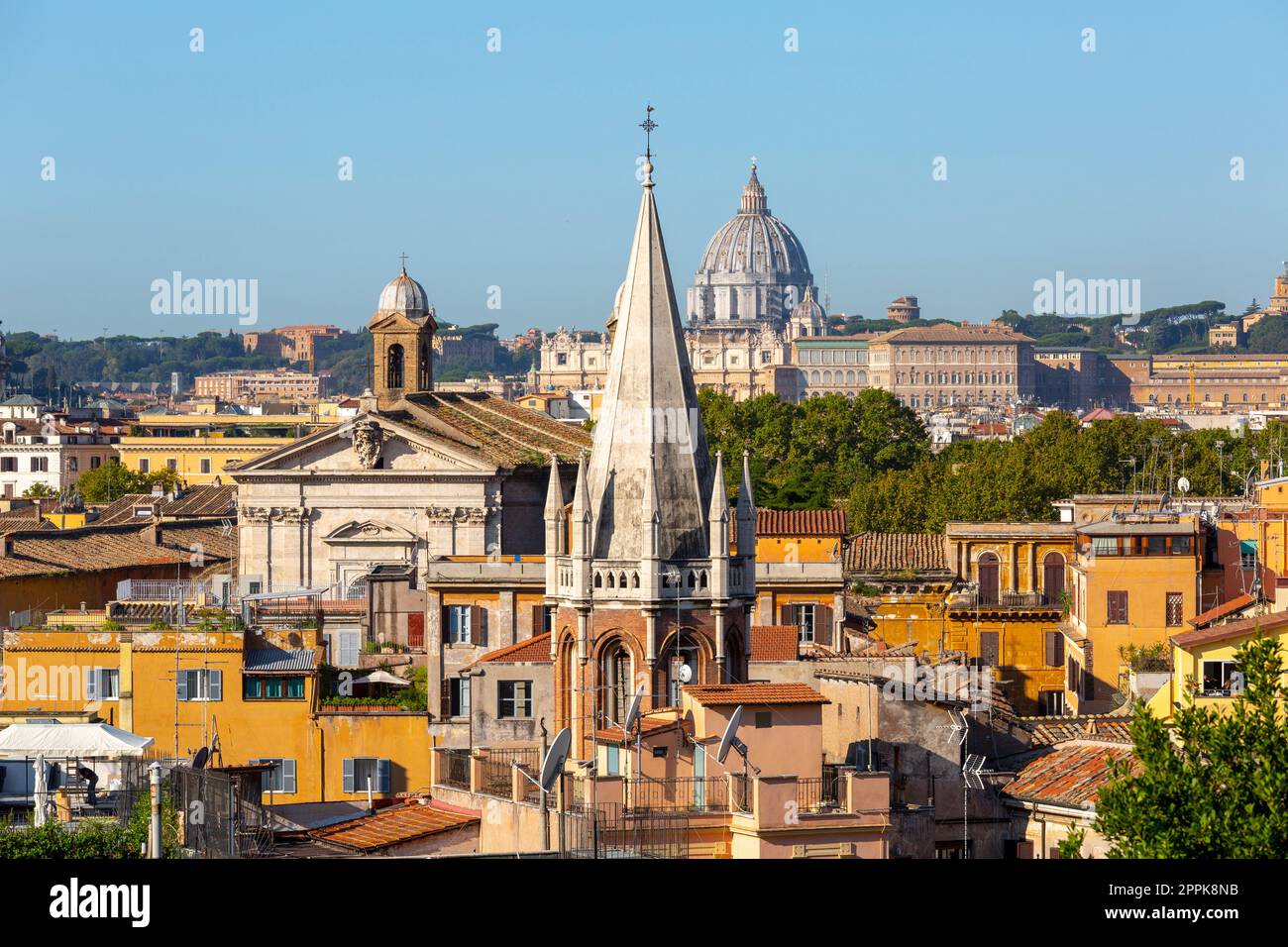 Vue aérienne de la ville avec la basilique Saint-Pierre dans la Cité du Vatican au loin et la tour de l'église de tous les Saints, Rome, Italie Banque D'Images