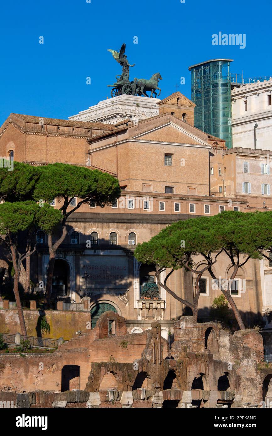 Vue du Forum de Trajan du monument Victor Emmanuel II avec quadriga au sommet, Rome, Italie Banque D'Images