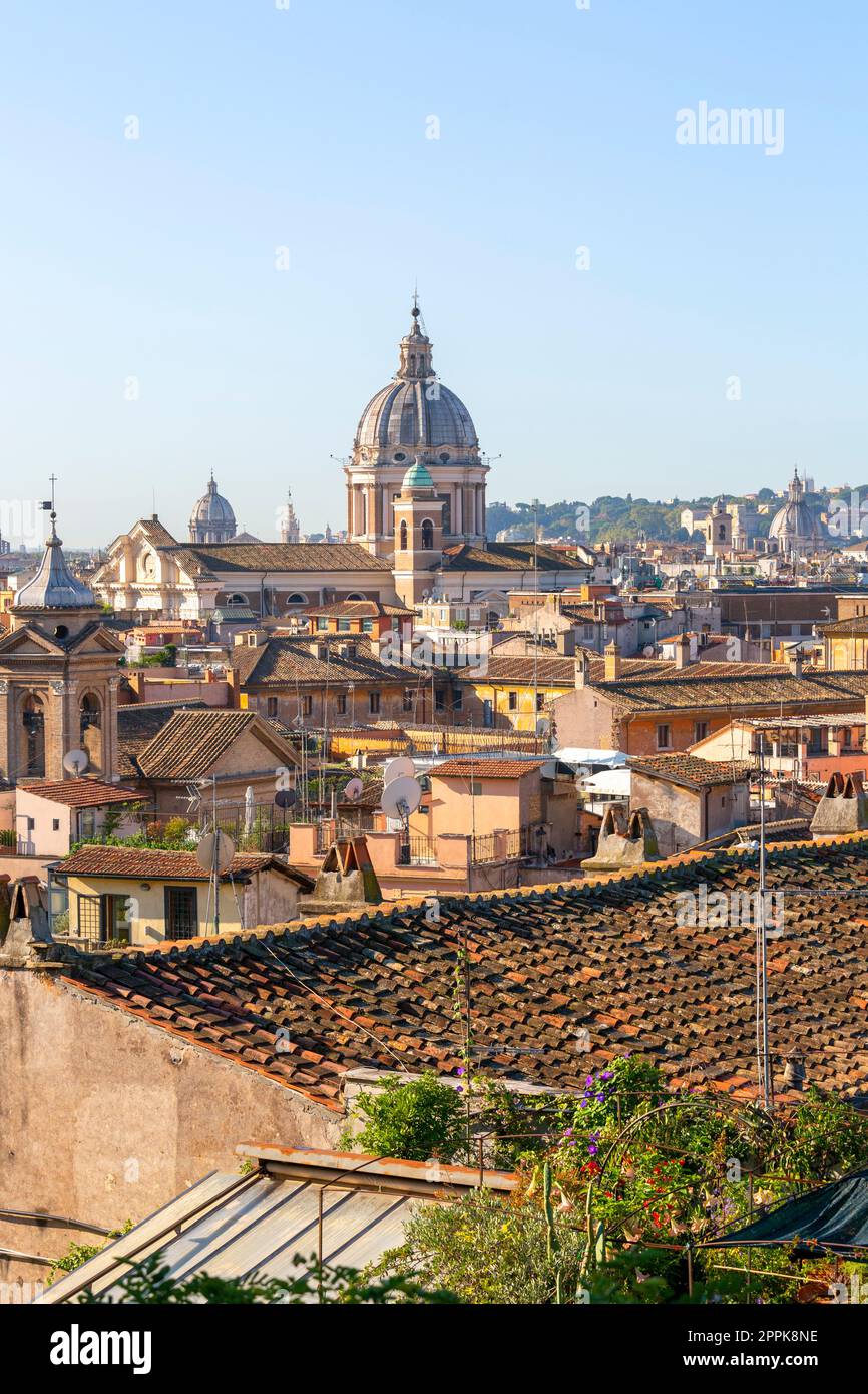 Vue aérienne de la ville avec la basilique Saint-Pierre au Vatican au loin, Rome, Italie Banque D'Images