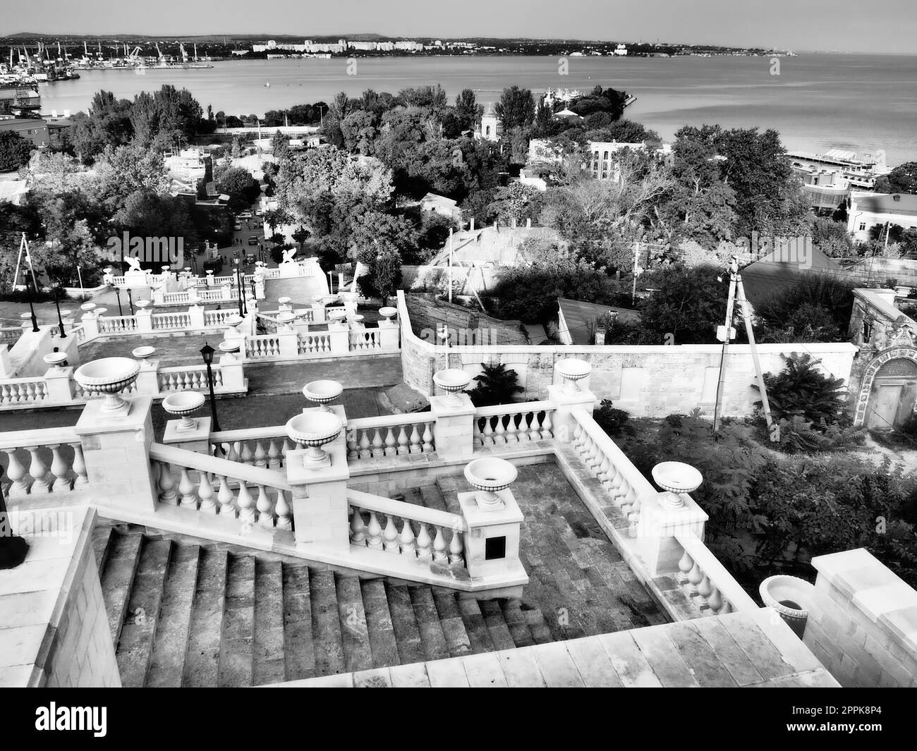 Kertch, le 21 août 2021 la Grande échelle Mithridate - un escalier historique sur les sommets de la Crimée - le mont Mithridate. Photo noir et blanc. Une balustrade blanche Banque D'Images