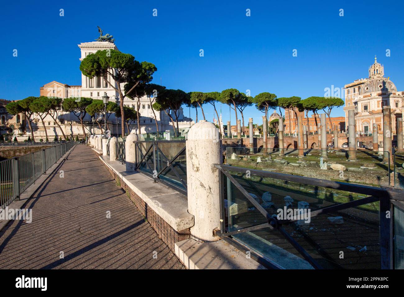 Vue du Forum de Trajan du monument Victor Emmanuel II et de l'église du très Saint Nom de Marie, Rome, Italie Banque D'Images