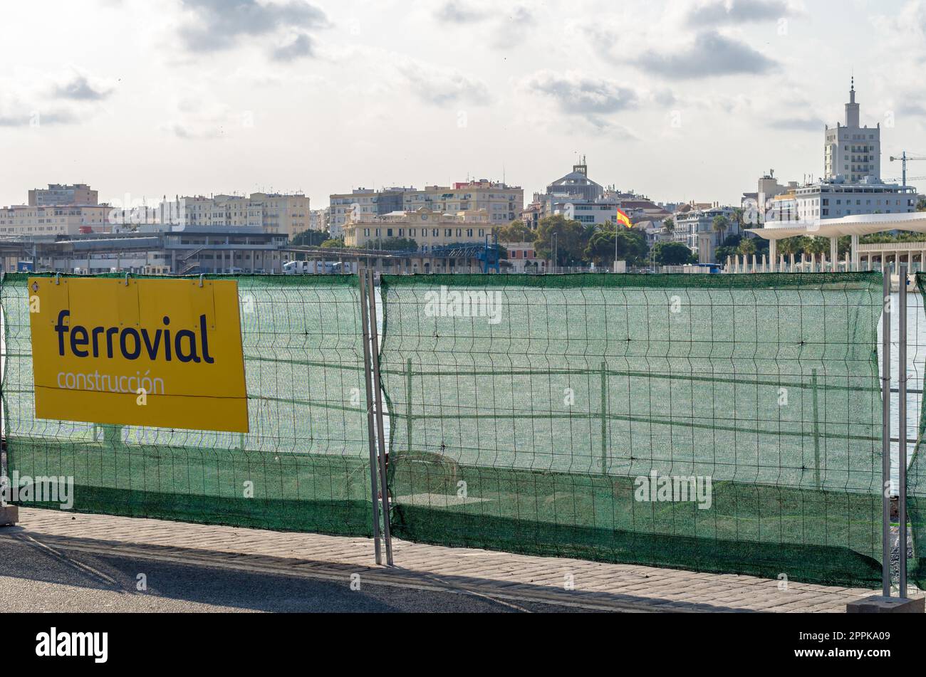 MALAGA, ESPAGNE - 12 OCTOBRE 2021 : zone de construction dans le port de Malaga, avec le logo de Ferrovial, une multinationale espagnole impliquée dans la conception, la construction, le financement, l'exploitation et la maintenance des infrastructures de transport et des services urbains Banque D'Images