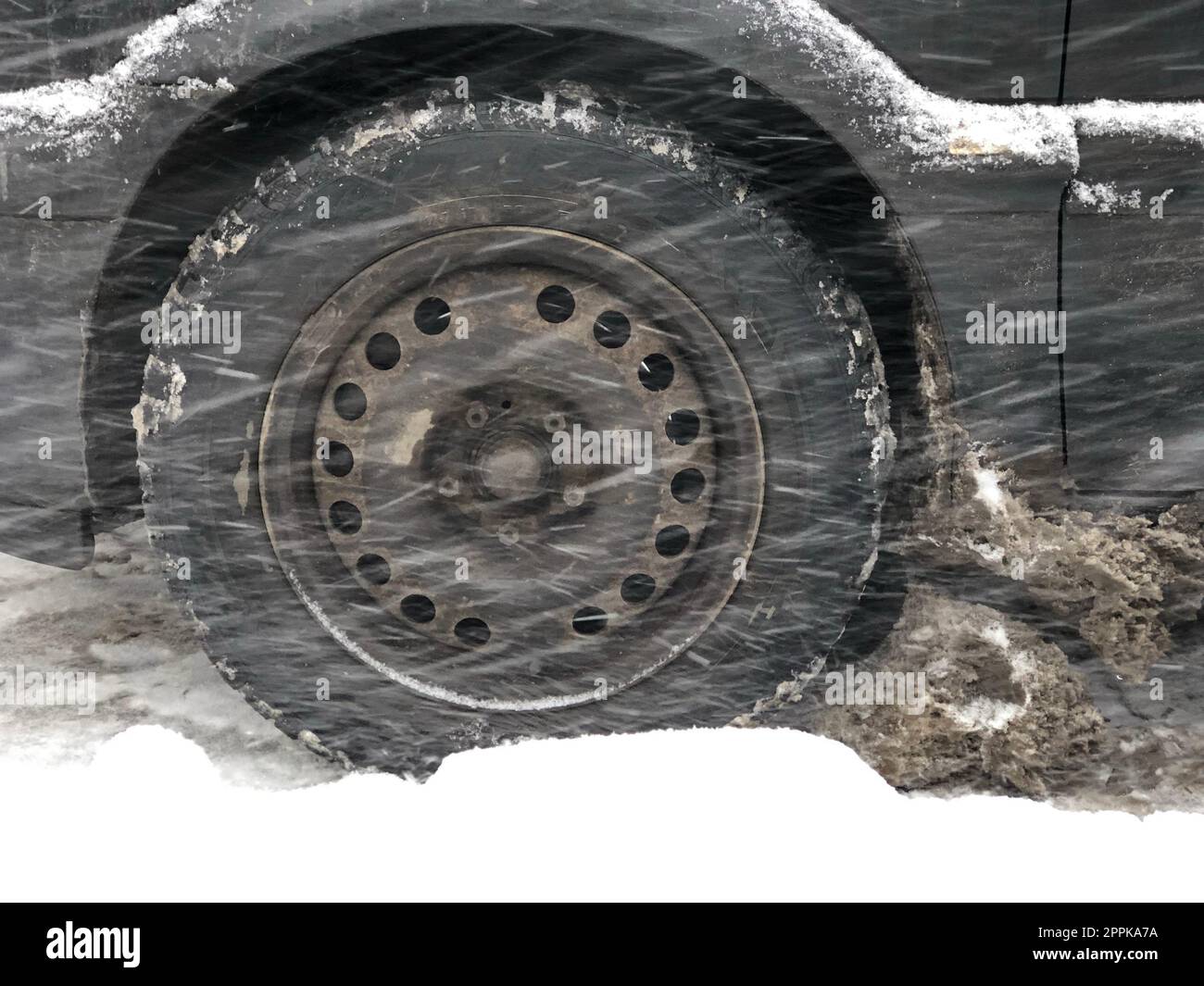 route d'hiver, roue de voiture dans une dérive de neige Banque D'Images