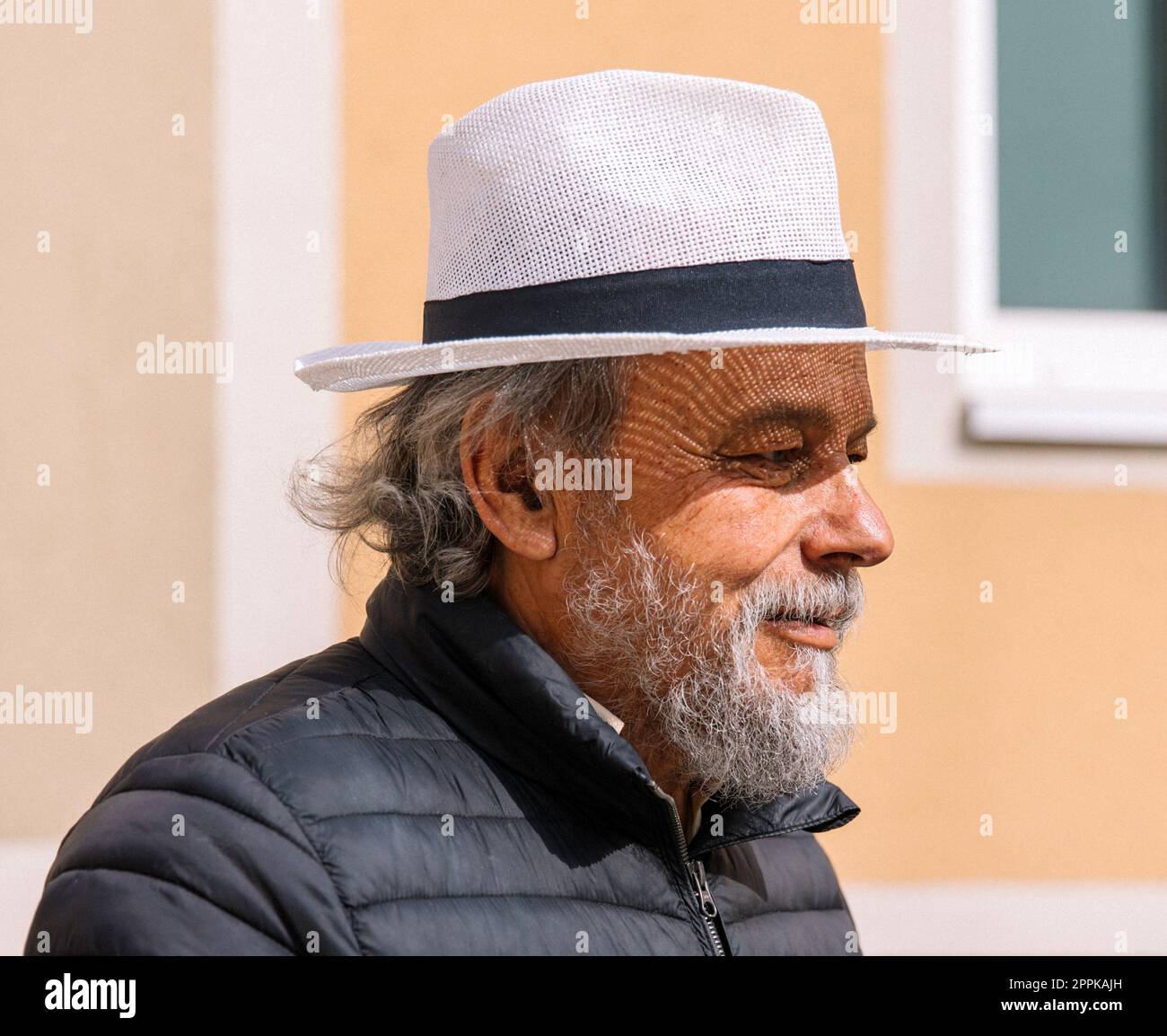 Portrait d'un homme confiant, beau, mature, retraité, grand-père dans la petite ville Banque D'Images