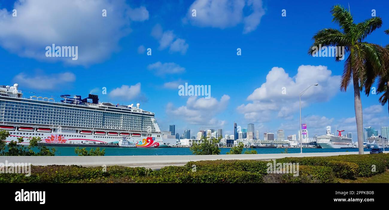 Port de Miami avec des navires de croisière Norwegian Joy. Miami est un port important aux États-Unis pour les paquebots de croisière. Banque D'Images