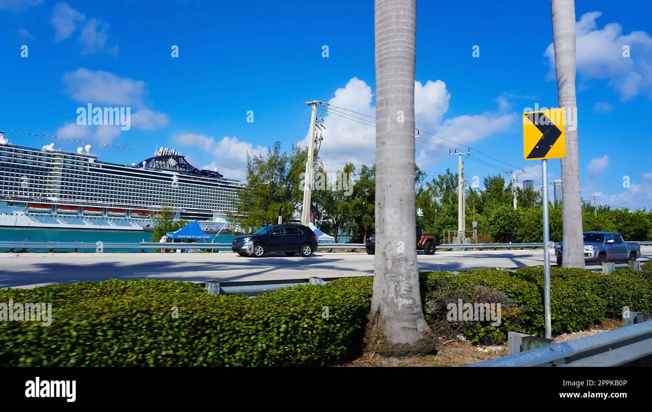 Miami, Floride, États-Unis - 23 avril 2022 : port de Miami avec bateaux de croisière. Miami est un port important aux États-Unis pour les paquebots de croisière. Banque D'Images