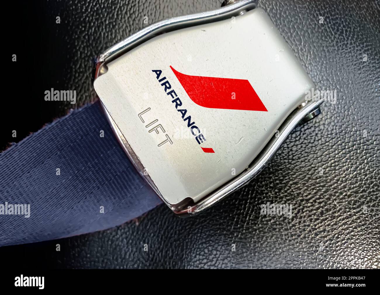 Détail de la boucle de la ceinture de sécurité avec le logo des compagnies aériennes Air France sur un siège vide Banque D'Images