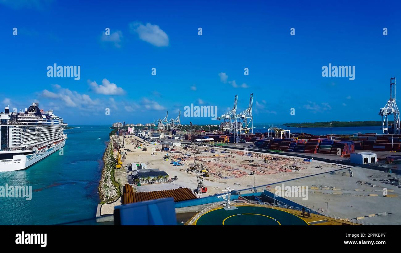 Le bateau de croisière se prépare pour le départ de Miami Banque D'Images