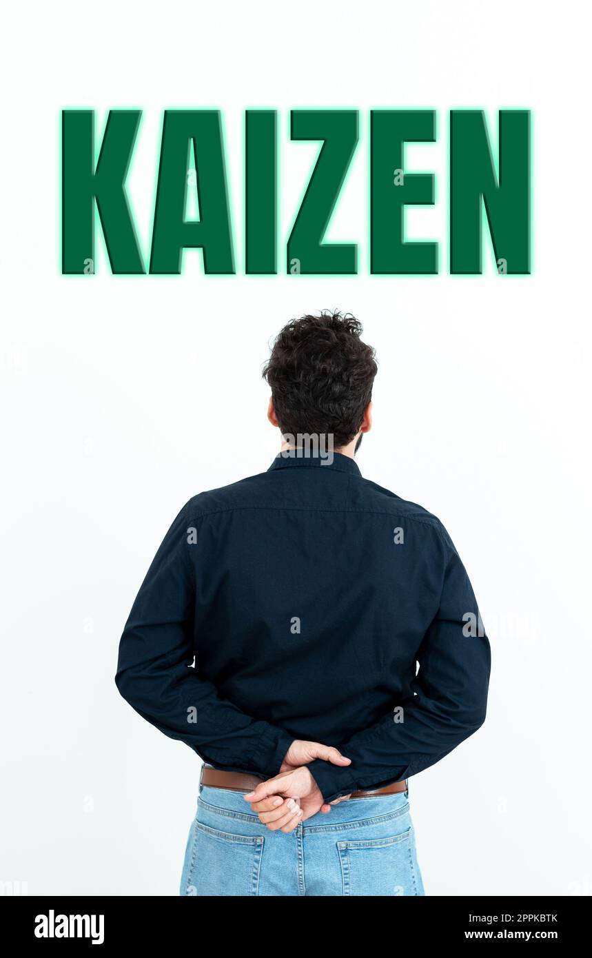 Affiche textuelle indiquant Kaizen. Concept signifiant une philosophie d'entreprise japonaise d'amélioration des pratiques de travail Banque D'Images