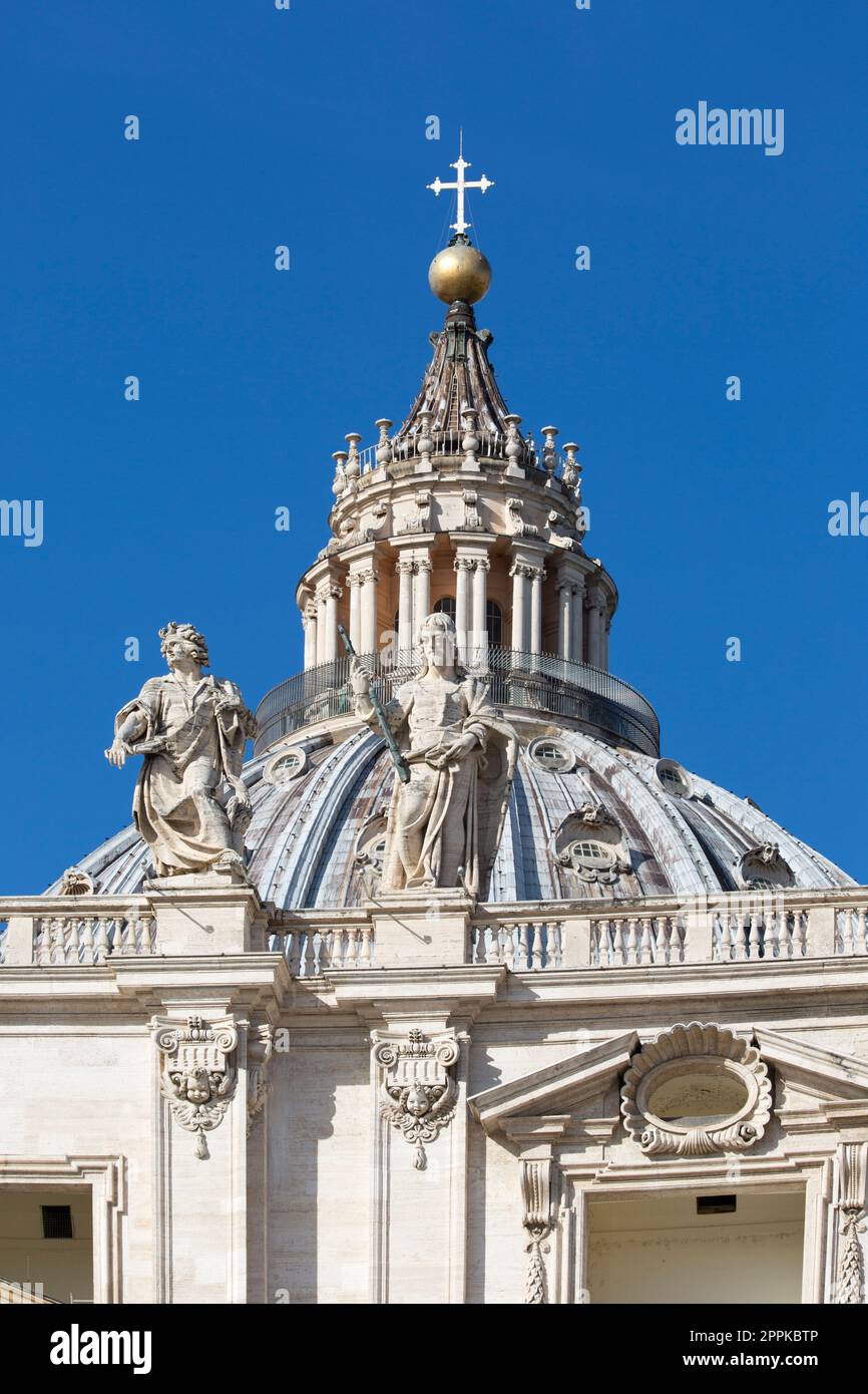 Dôme de la basilique Saint-Pierre sur la place Saint-Pierre sur fond de ciel bleu, Vatican, Rome, Italie. Banque D'Images