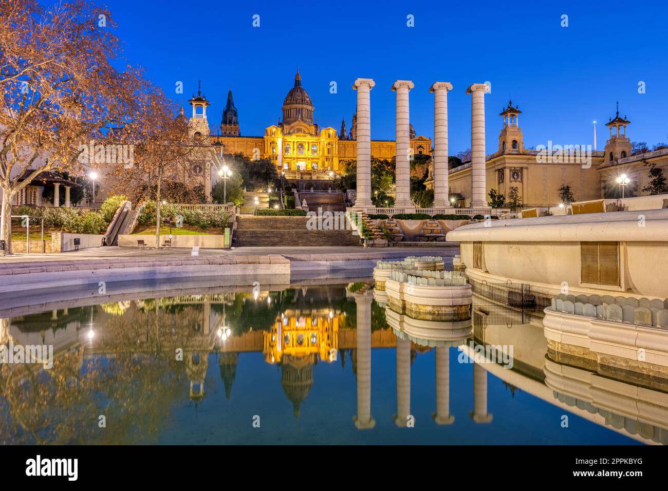 Le Palais National sur la montagne Montjuic à Barcelone au crépuscule Banque D'Images
