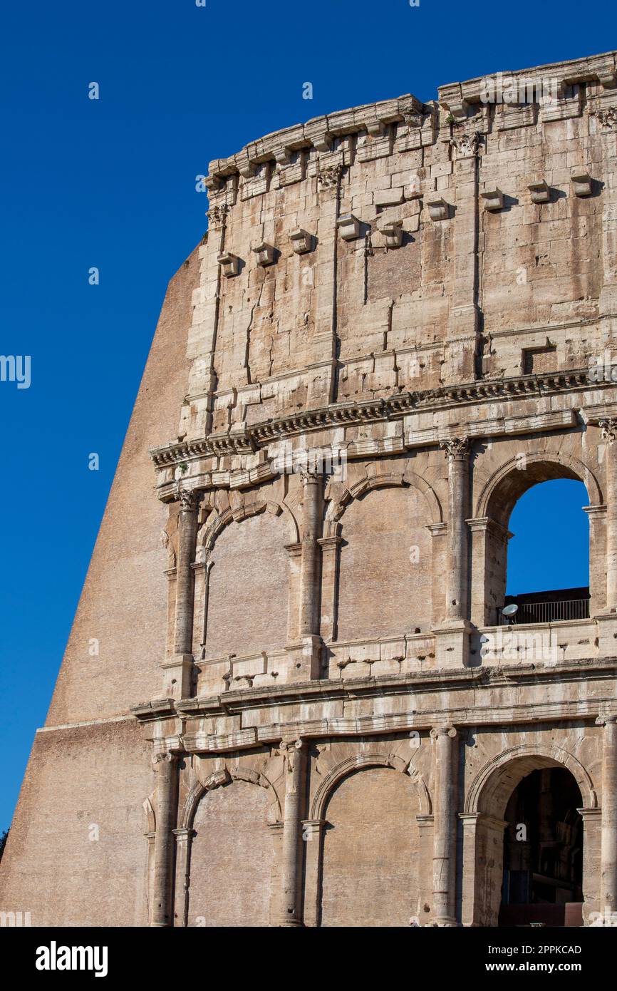 Colisée, ancien du 1er siècle, amphithéâtre ovale au centre de la ville, Rome, Italie Banque D'Images