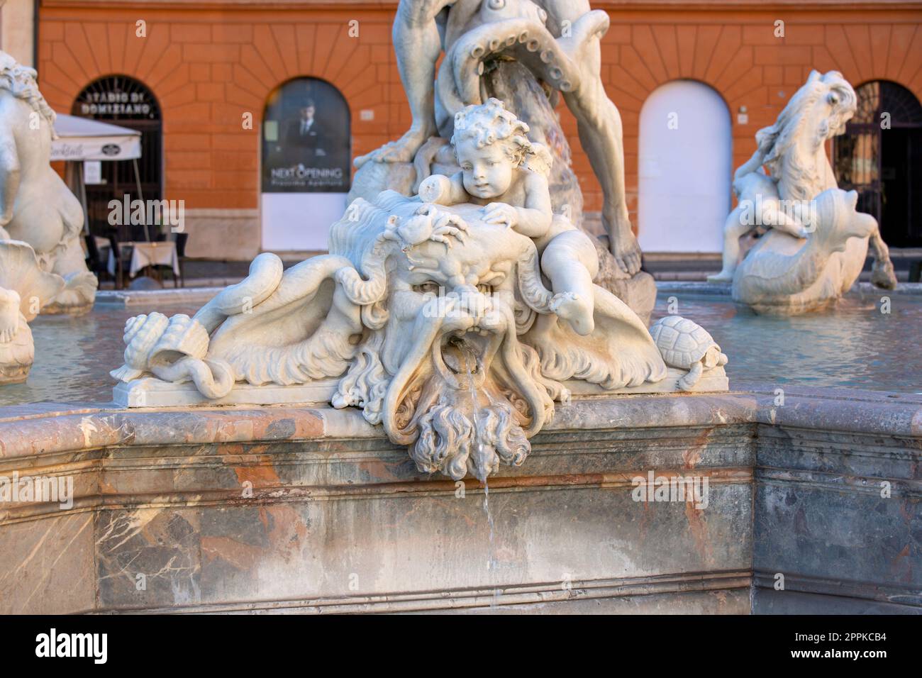 Fontaine de Neptune du 16e siècle (Fontana del Nettuno) située sur la Piazza Navona, Rome, Italie. Banque D'Images