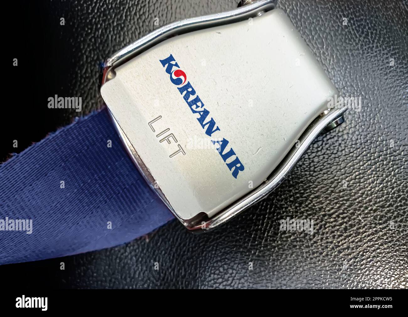 Détail de la boucle de la ceinture de sécurité avec le logo de Korean Airlines sur un siège vide Banque D'Images