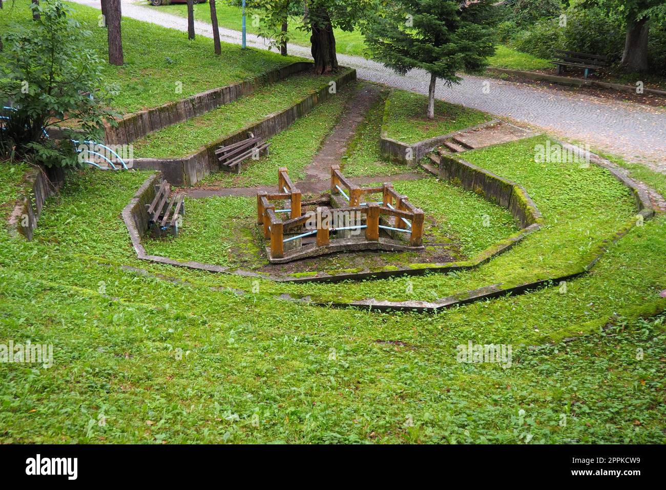 Banja Koviljaca, Loznica, Serbie. Mont Guchevo, parc et forêt. Source d'eau minérale sulfurique et ferrugineuse Rakina Chesma Cesma. Un printemps près de la route de Guchevo. Clôture en béton et escaliers. Banque D'Images