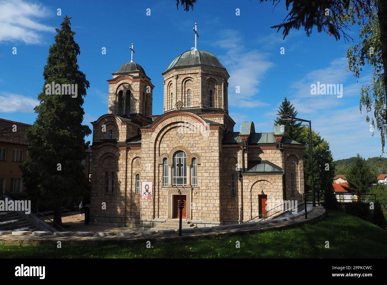 Banja Koviljaca, Serbie, Guchevo, Loznica, septembre 30, 2022. Centre de réhabilitation avec des eaux minérales de soufre et de fer. Église des Saints Apôtres Pierre et Paul. Il appartient au diocèse de Sabac Banque D'Images