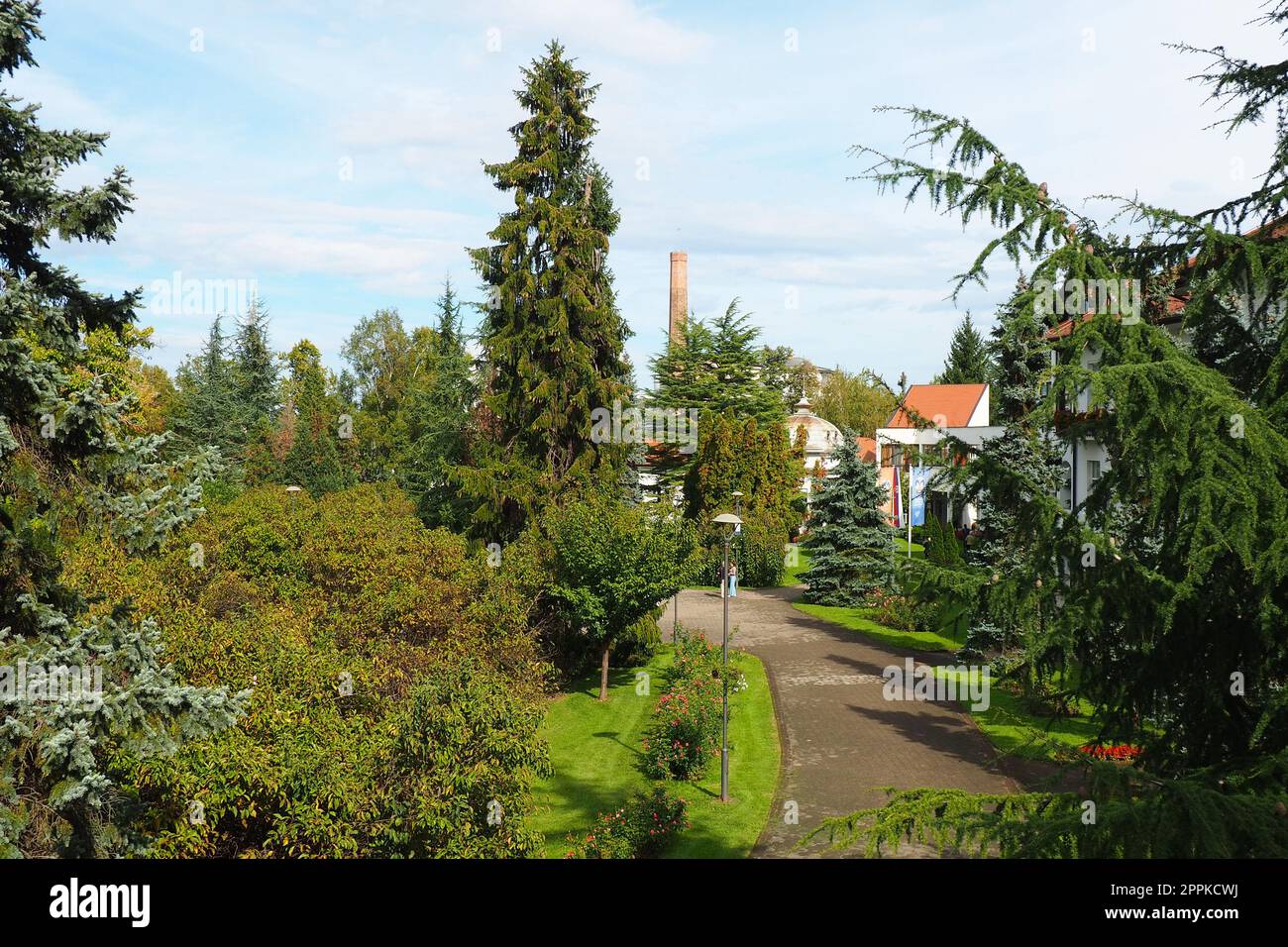 Banja Koviljaca, Serbie, Guchevo, Loznica, septembre 30, 2022. Centre de réhabilitation avec des eaux minérales de soufre et de fer. Sentiers de parc pour la marche. Jardinage et tourisme entreprise Banja Koviljacha Banque D'Images