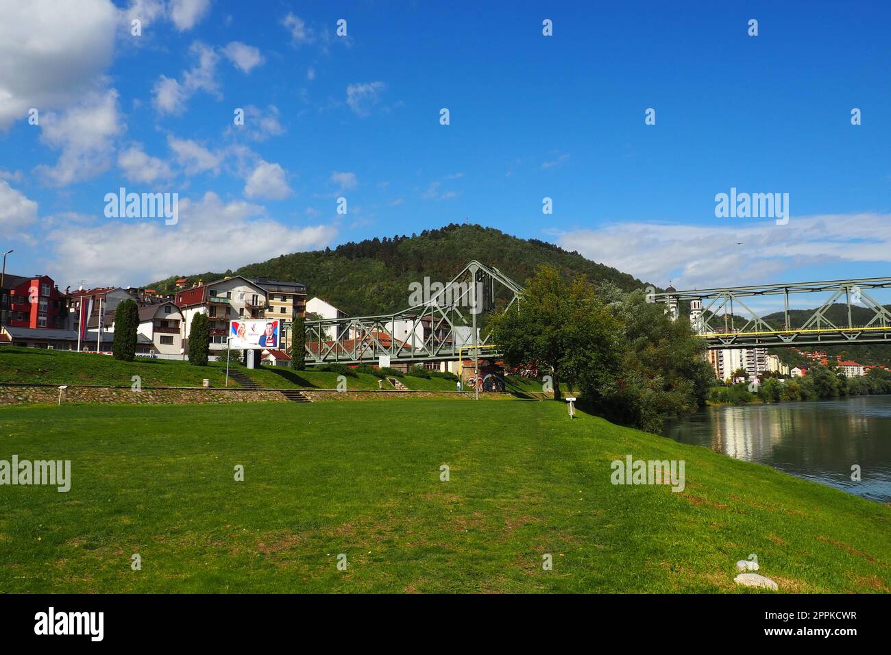 Zvornik, Bosnie-Herzégovine, Mali Zvornik, Serbie, septembre 29 2022 rivière Drina. Pont métallique traversant la Drina. Point frontière. Vue sur les côtes de Serbie et de BiH. L'écoulement de l'eau, maisons résidentielles. Banque D'Images
