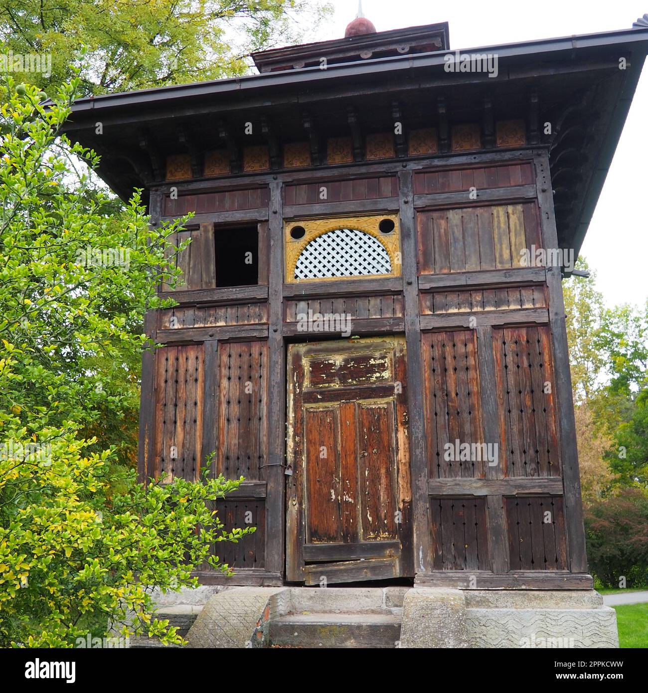 Banja Koviljaca, Serbie, Guchevo, Loznica, septembre 30, 2022. Centre de réhabilitation avec des eaux minérales de soufre et de fer. Une vieille maison en bois au-dessus d'une source de soufre curative. Banja Koviljacha. Banque D'Images