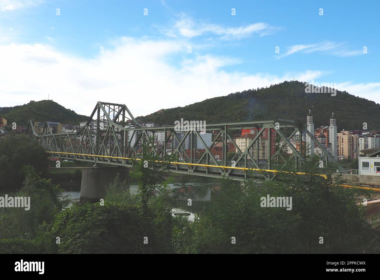 Zvornik, Bosnie-Herzégovine, Mali Zvornik, Serbie septembre 29 2022 Rivière Drina. Pont métallique traversant la Drina. Point frontière. Vue sur les côtes de Serbie et de BiH. Maisons résidentielles et église orthodoxe Banque D'Images