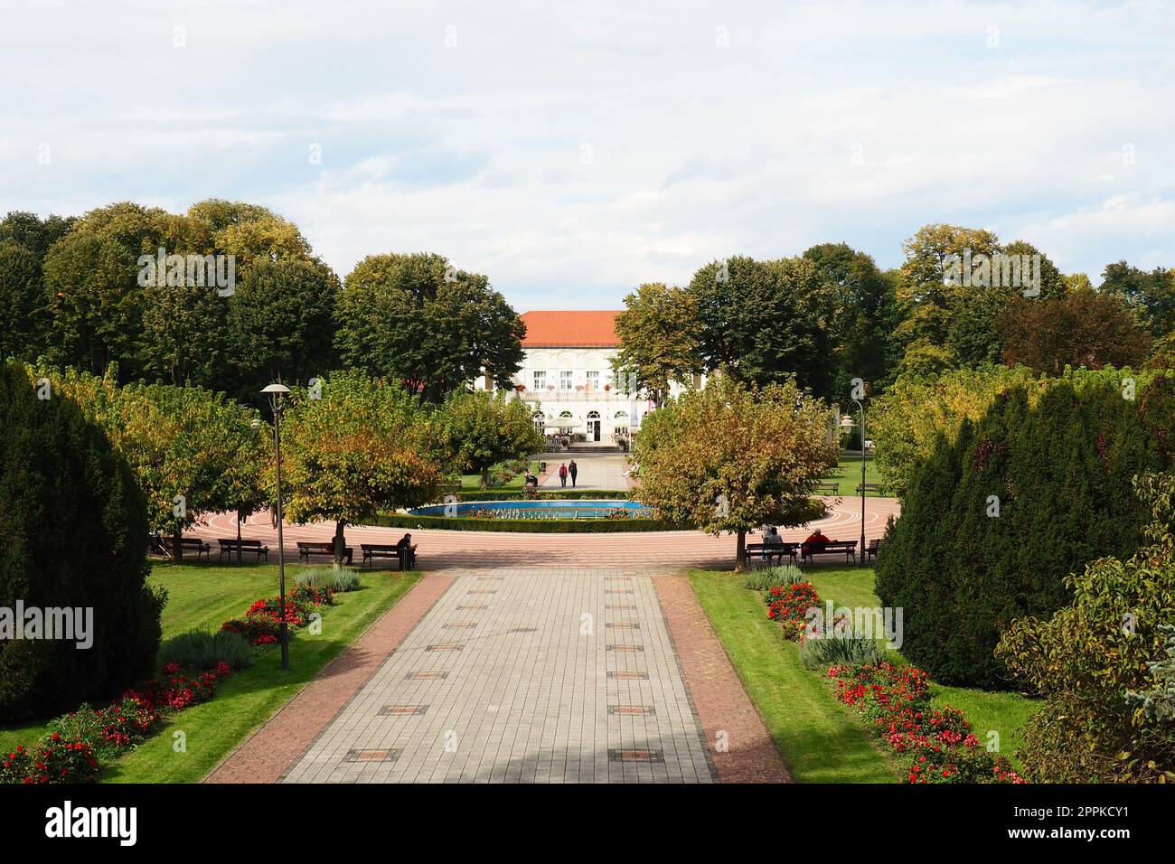 Banja Koviljaca, Serbie, Guchevo, Loznica, sept. 30, 2022. Centre de réhabilitation avec des eaux minérales de soufre et de fer. Paysage de la terrasse d'observation au Kur-salon, fontaine et sentiers pédestres. Banque D'Images