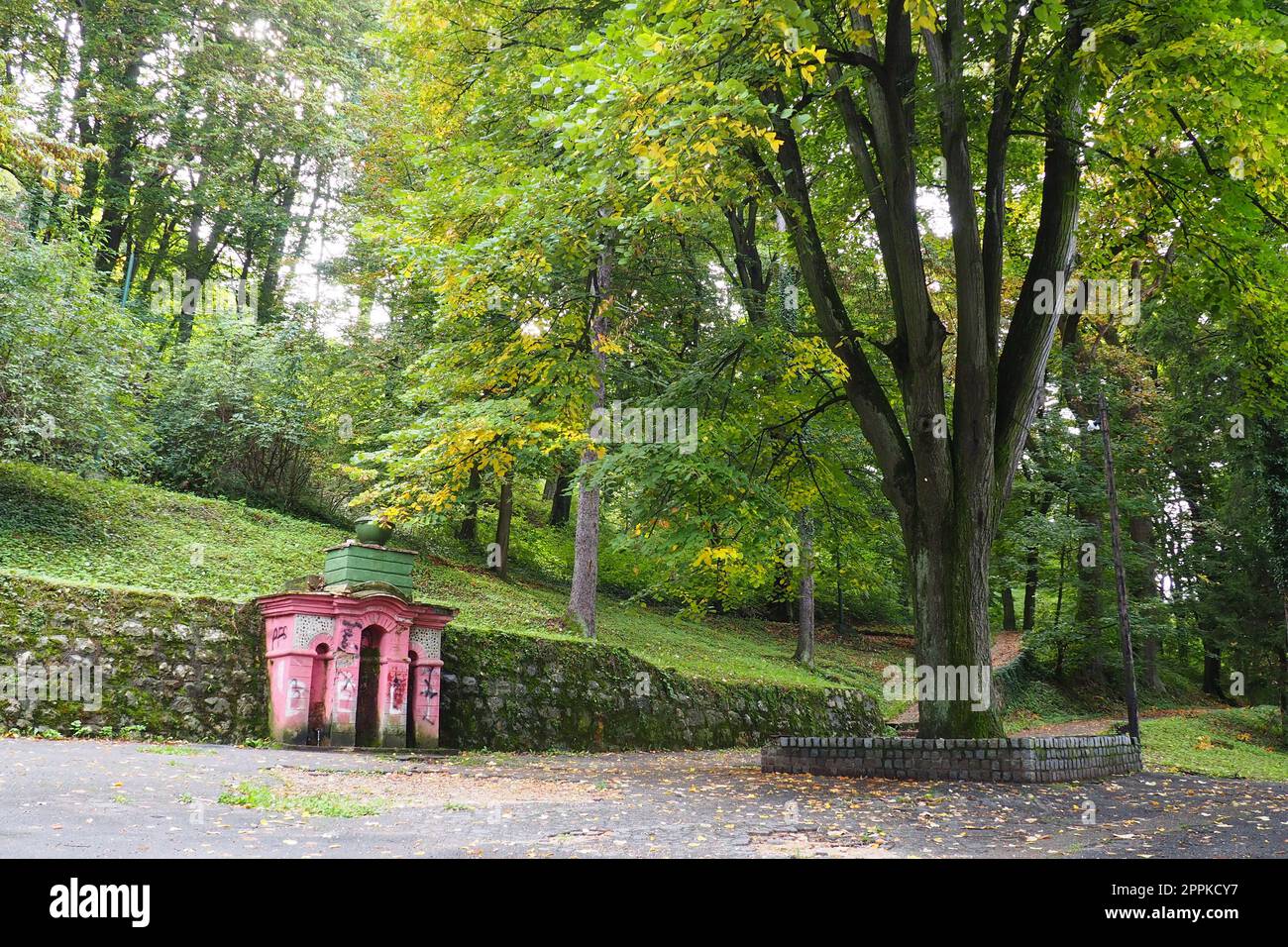 Banja Koviljaca, Serbie, Guchevo, Loznica, septembre 30, 2022. Centre de réhabilitation avec des eaux minérales de soufre et de fer. Printemps avec de l'eau naturelle minérale -trois sources. Socle griffonné. Banque D'Images