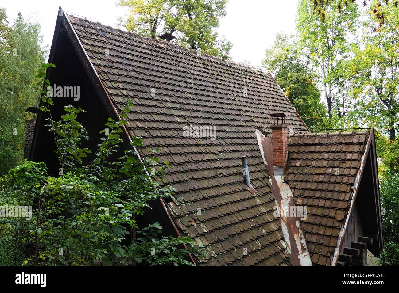 Banja Koviljaca, Serbie, Guchevo, Loznica, septembre 30, 2022. Centre de réhabilitation avec des eaux minérales de soufre et de fer. Un ancien restaurant en bois sur les terrasses du parc. Trois ressorts. Banque D'Images