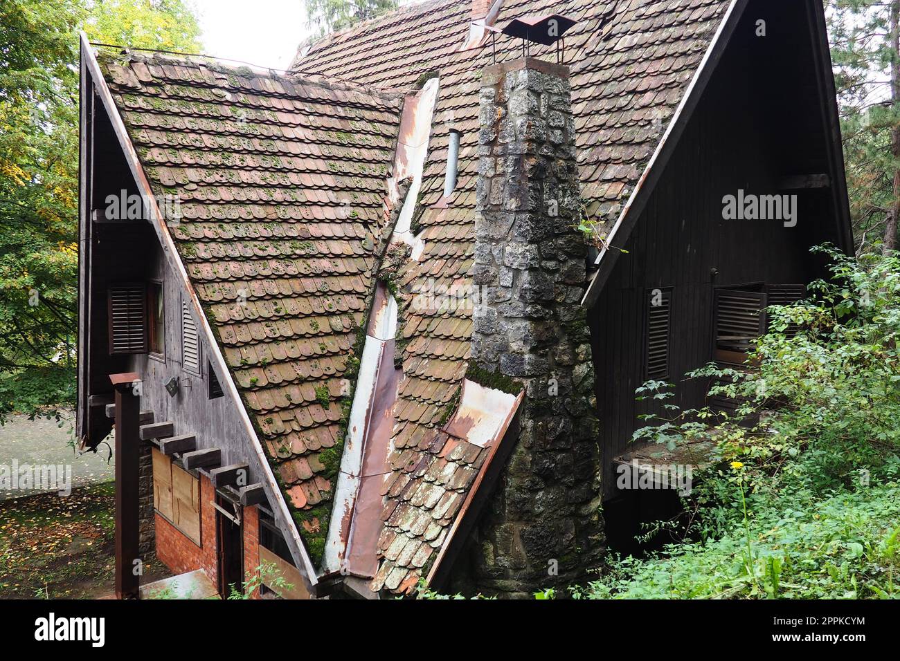 Banja Koviljaca, Serbie, Guchevo, Loznica, septembre 30, 2022. Centre de réhabilitation avec des eaux minérales de soufre et de fer. Un ancien restaurant en bois sur les terrasses du parc. Trois ressorts. Banque D'Images