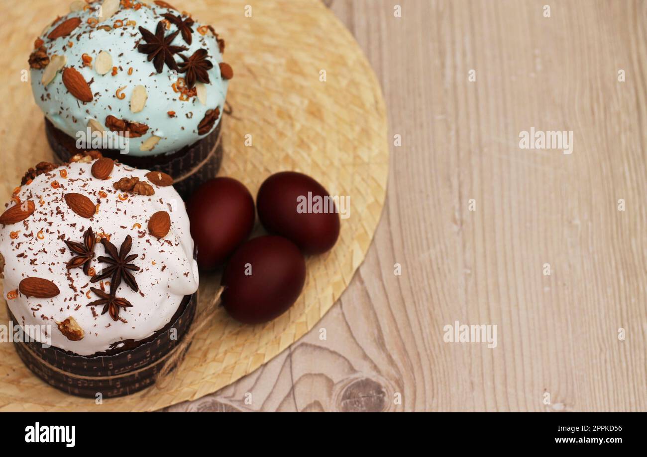 Oeufs de Pâques et gâteaux avec glaçage, noix et étoiles d'anis Banque D'Images