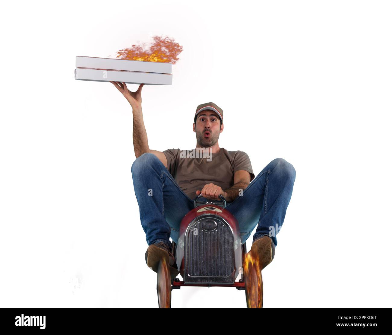 Le livreur court rapidement avec une voiture-jouet pour livrer la pizza Banque D'Images