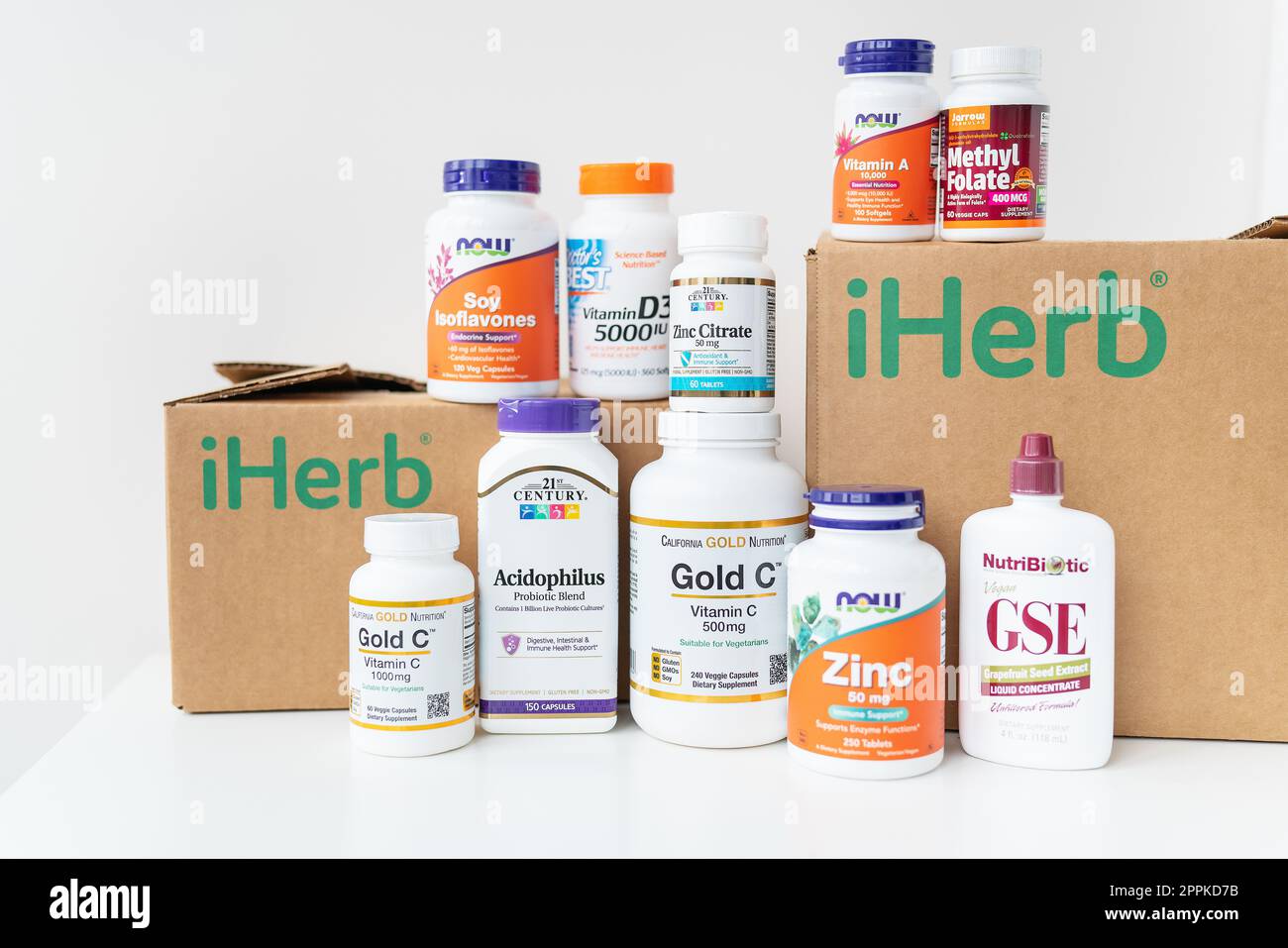 Lviv, Ukraine - 17 décembre 2022 : déballage boh livré à partir de la boutique en ligne iherb. Paquet avec des vitamines et des suppléments pour soutenir la santé. Banque D'Images