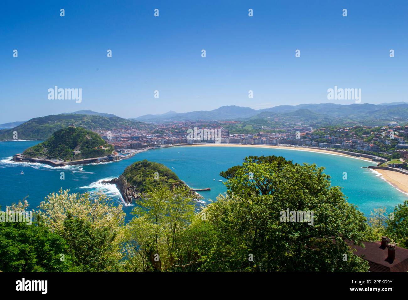 Vue sur San Sebastian par une journée ensoleillée avec un ciel clair Banque D'Images