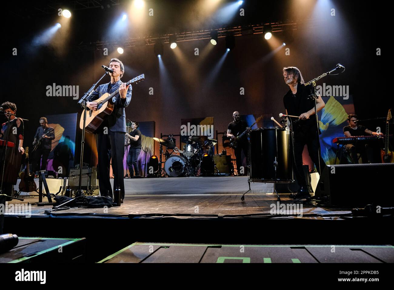 Le chanteur-compositeur italien Antonio Diodato se produit sur la scène du Théâtre Concordia à Venaria, avec sa nouvelle tournée 'Così Speciale' à Turin, en Italie, sur 22 avril 2023. (Photo de Bruno Brizzi/Pacific Press/Sipa USA) Banque D'Images