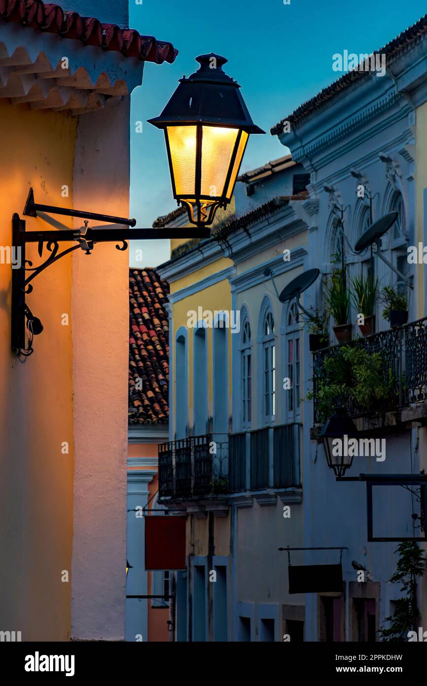 Belle rue avec des maisons historiques de style colonial et lanterne Banque D'Images