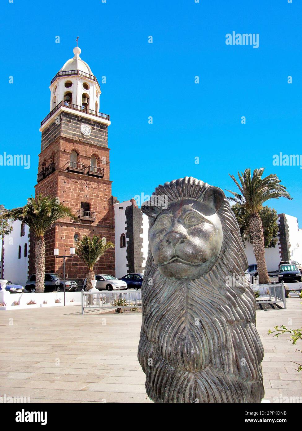 clocktower et lion sur la place centrale du marché à Teguise, Lanzarote Banque D'Images