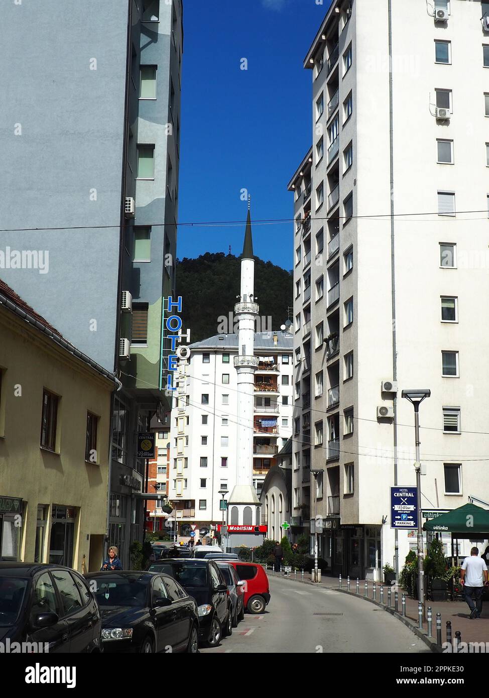 Zvornik, Bosnie-Herzégovine, 1 octobre 2022 ancienne mosquée Rijeka, également connue sous le nom de mosquée Hadzi-Mahmud. Mosquée musulmane religieuse avec une tour. Rues de la ville avec des voitures et des gens en été par temps ensoleillé Banque D'Images
