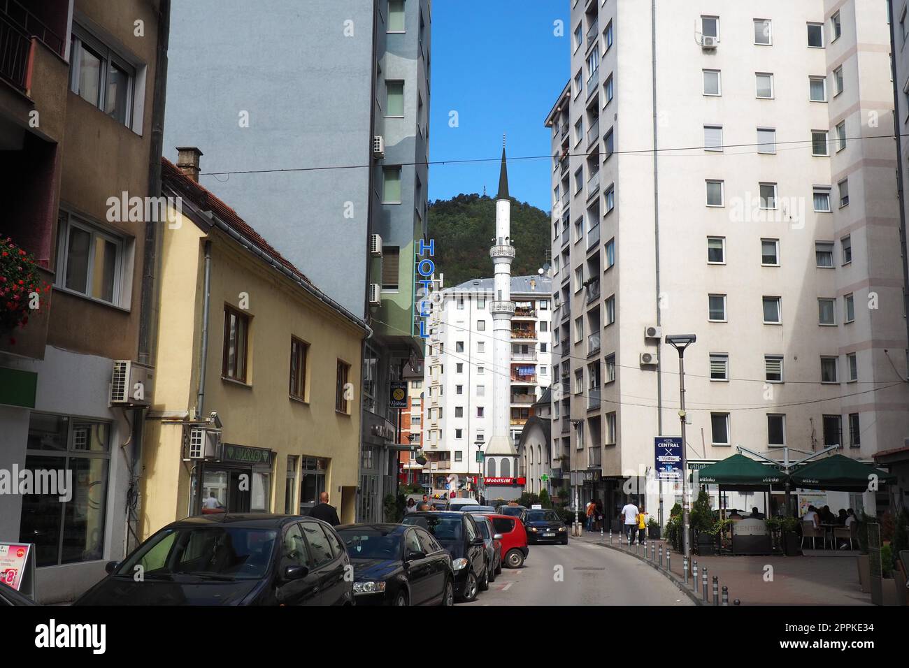 Zvornik, Bosnie-Herzégovine, 1 octobre 2022 ancienne mosquée Rijeka, également connue sous le nom de mosquée Hadzi-Mahmud. Mosquée musulmane religieuse avec une tour. Rues de la ville avec des voitures et des gens en été par temps ensoleillé Banque D'Images