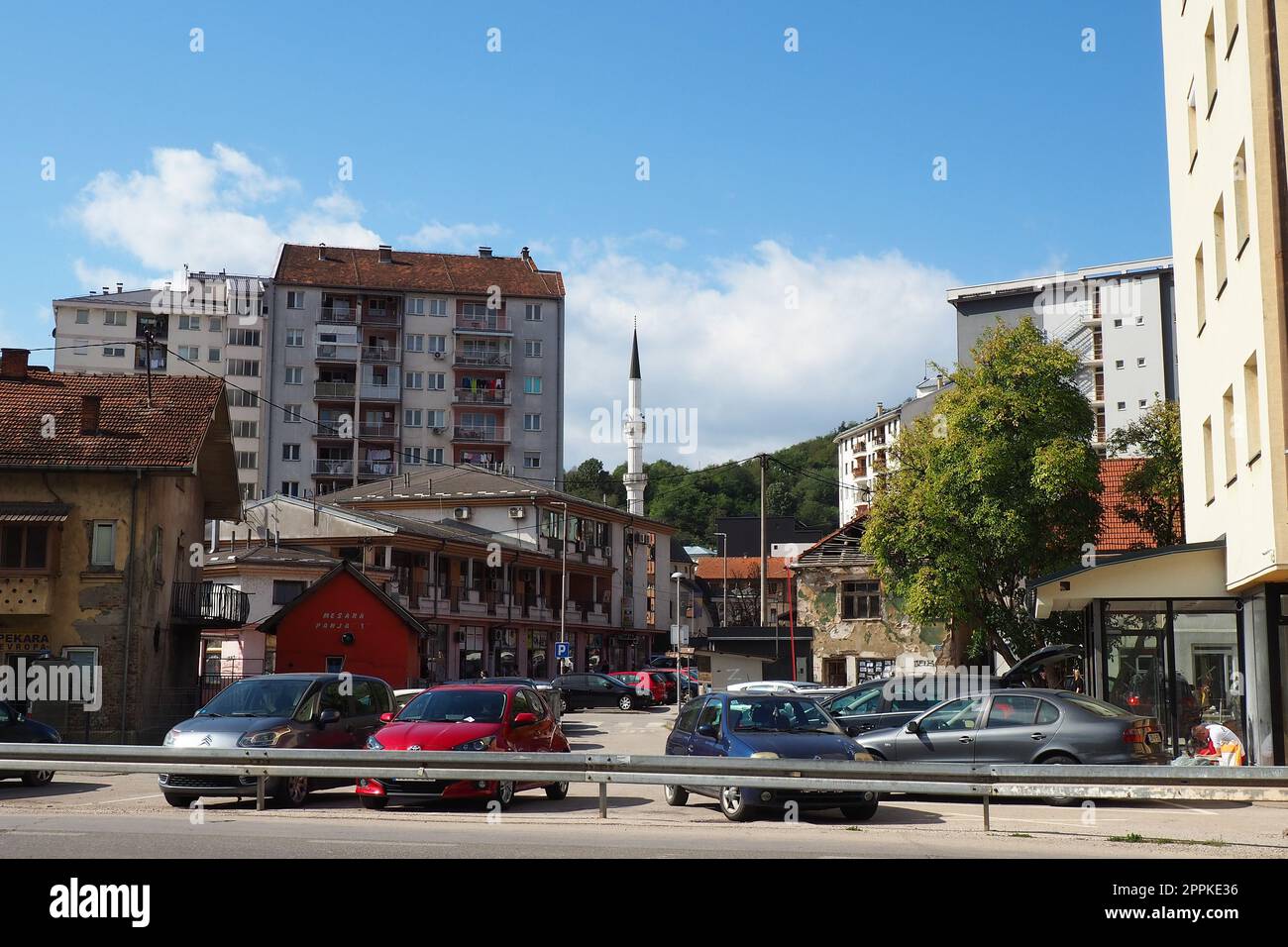 Zvornik, Bosnie-Herzégovine, 1 octobre 2022 ancienne mosquée Rijeka, également connue sous le nom de mosquée Hadzi-Mahmud. Mosquée musulmane religieuse avec une tour. Rues de la ville avec des voitures et des gens en été par temps ensoleillé Banque D'Images