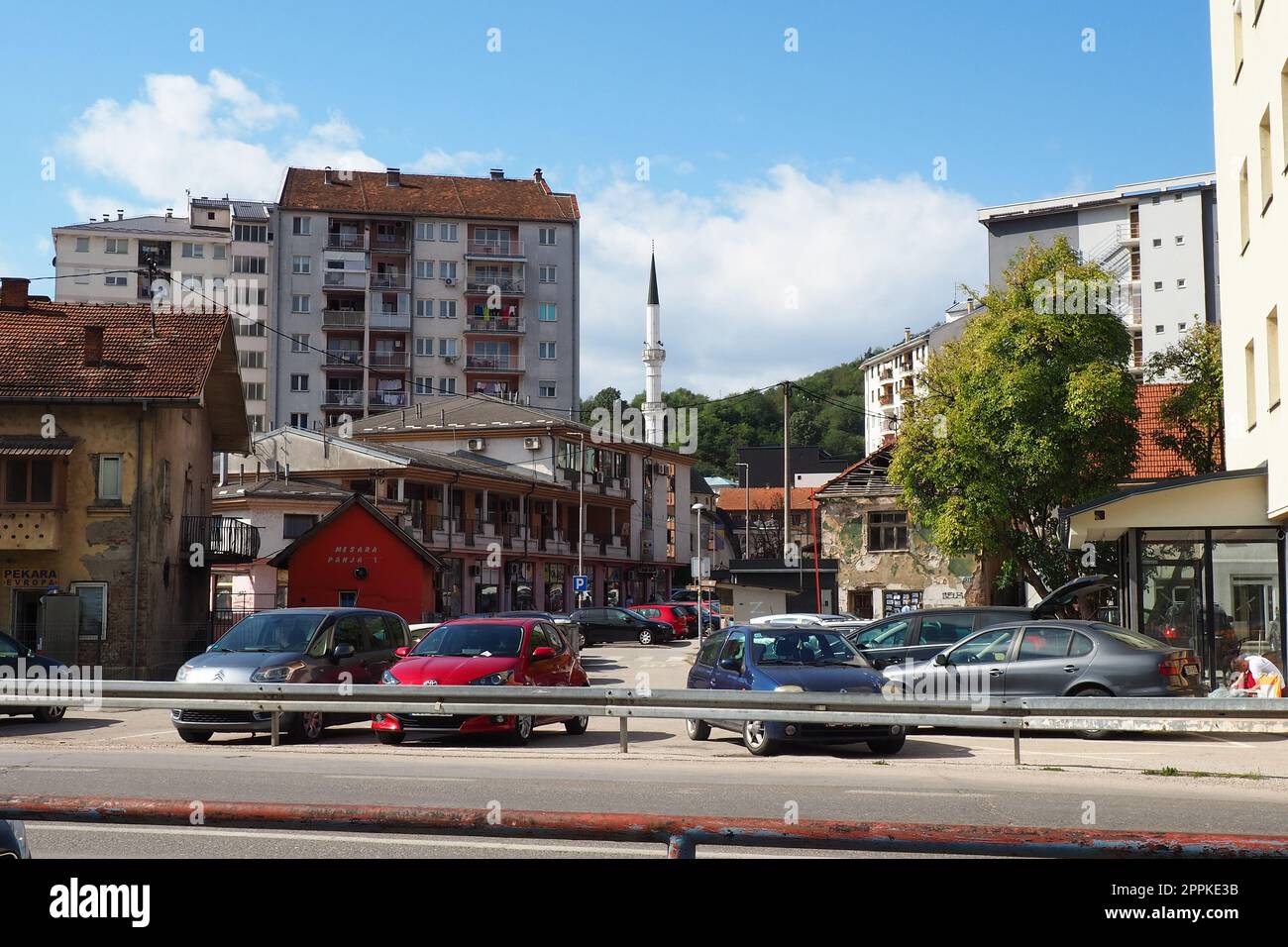 Zvornik, Bosnie-Herzégovine, 1 octobre 2022 ancienne mosquée Rijeka, également connue sous le nom de mosquée Hadzi-Mahmud. Mosquée musulmane religieuse avec une tour. Rues de la ville avec des voitures et des gens en été par temps ensoleillé Banque D'Images