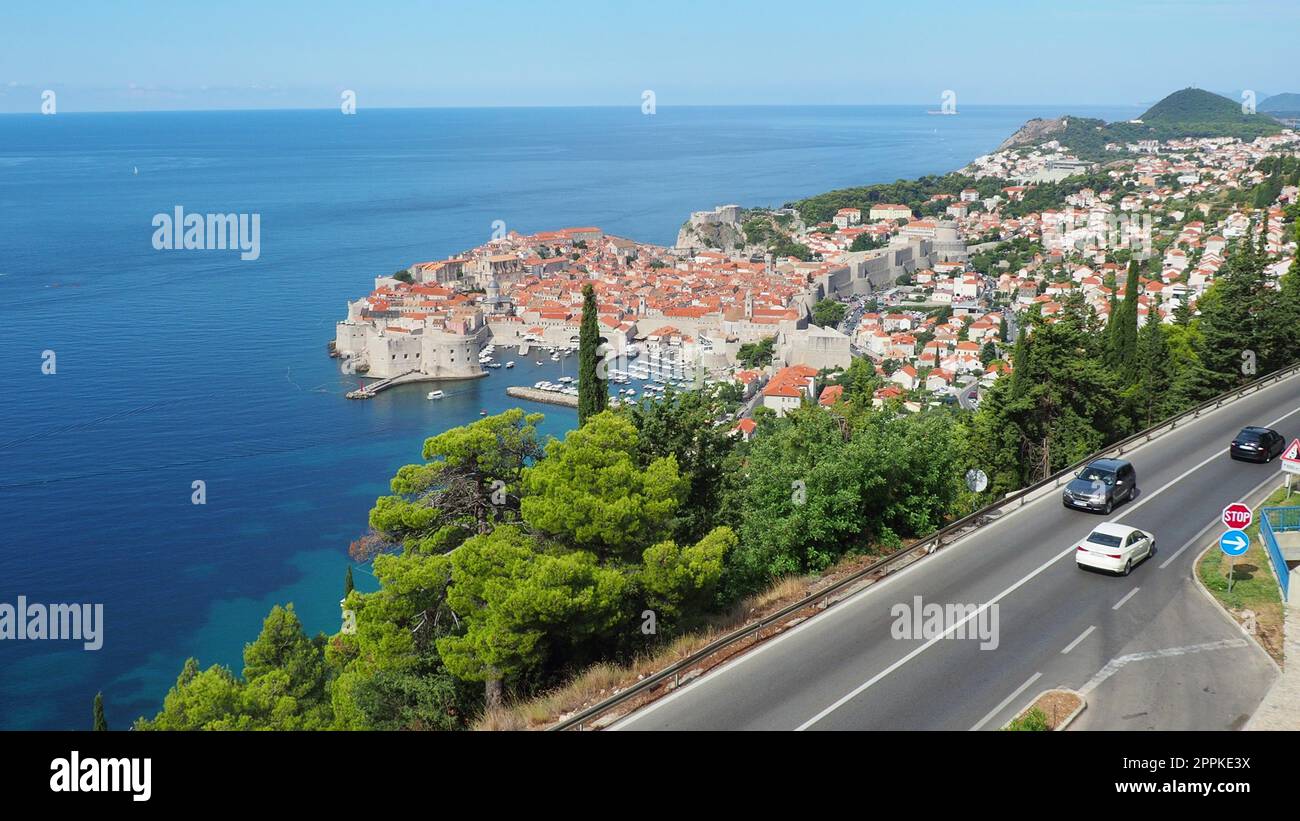 Circulation routière près de la vieille ville de Dubrovnik en Croatie. Dubrovnik Ragusa est une ville de Croatie, le centre administratif du comté de Dubrovnik-Neretva. Vue de dessus depuis la plate-forme d'observation sur le rocher. Banque D'Images