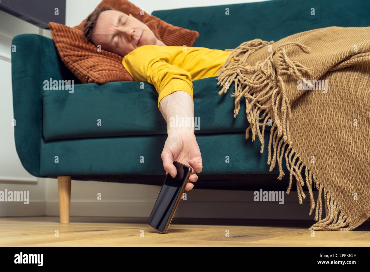 Homme sous couverture Banque de photographies et d'images à haute  résolution - Alamy