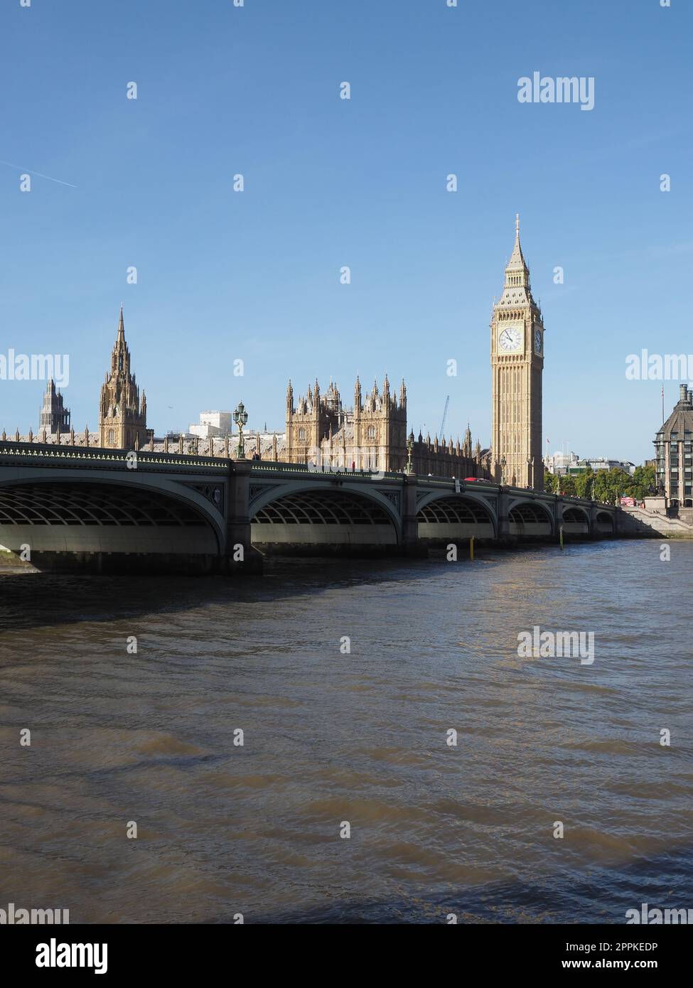 Chambres du Parlement et Westminster Bridge à Londres Banque D'Images