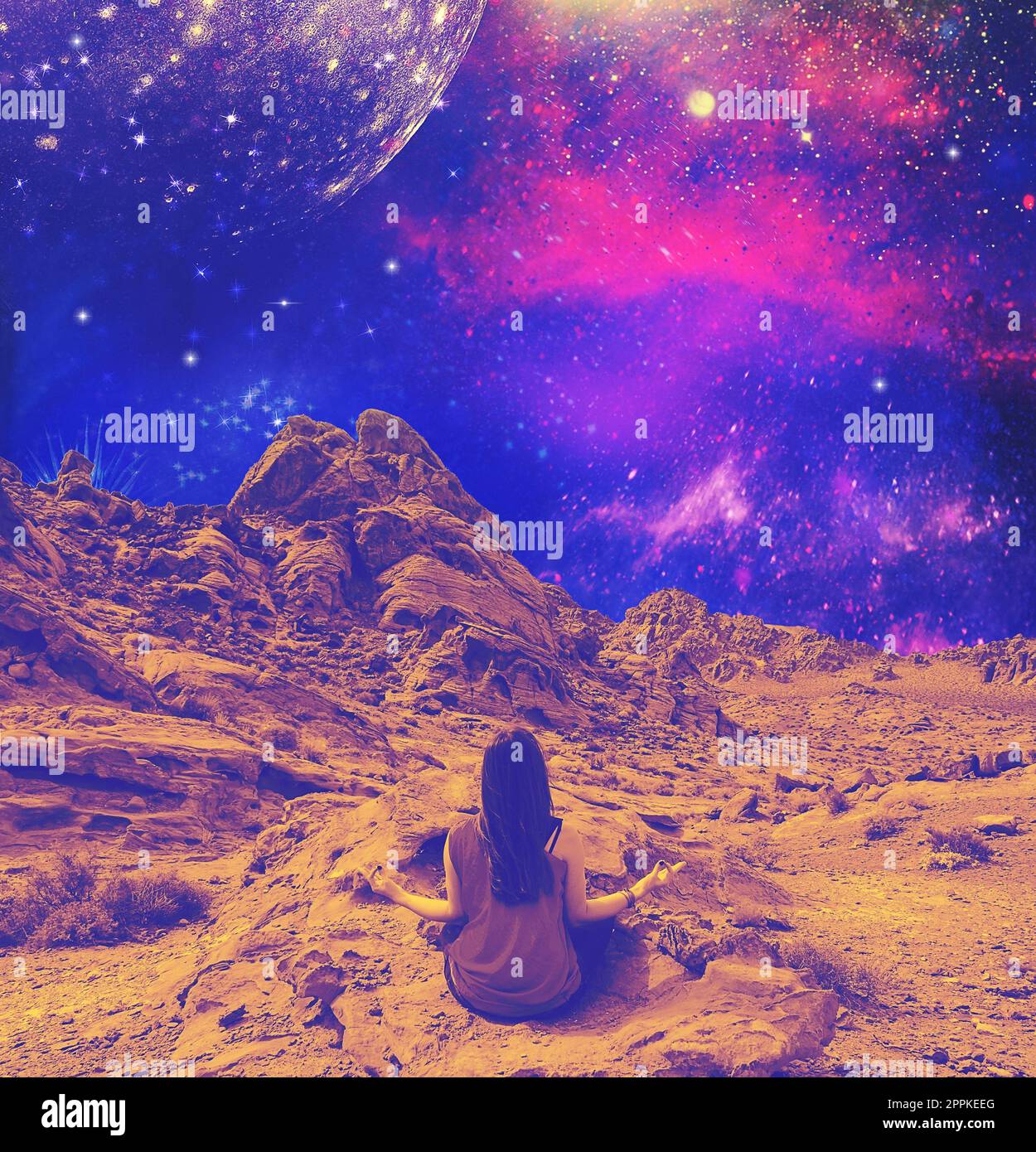 Collage ou design d'art surréaliste. Paysage abstrait avec femme avec fond de couleur d'espace. Banque D'Images