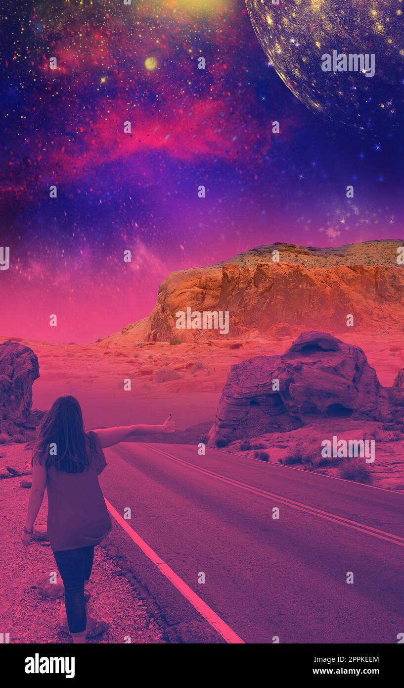 Collage ou design d'art surréaliste. Paysage abstrait avec femme sur la route avec fond de couleur d'espace. Banque D'Images
