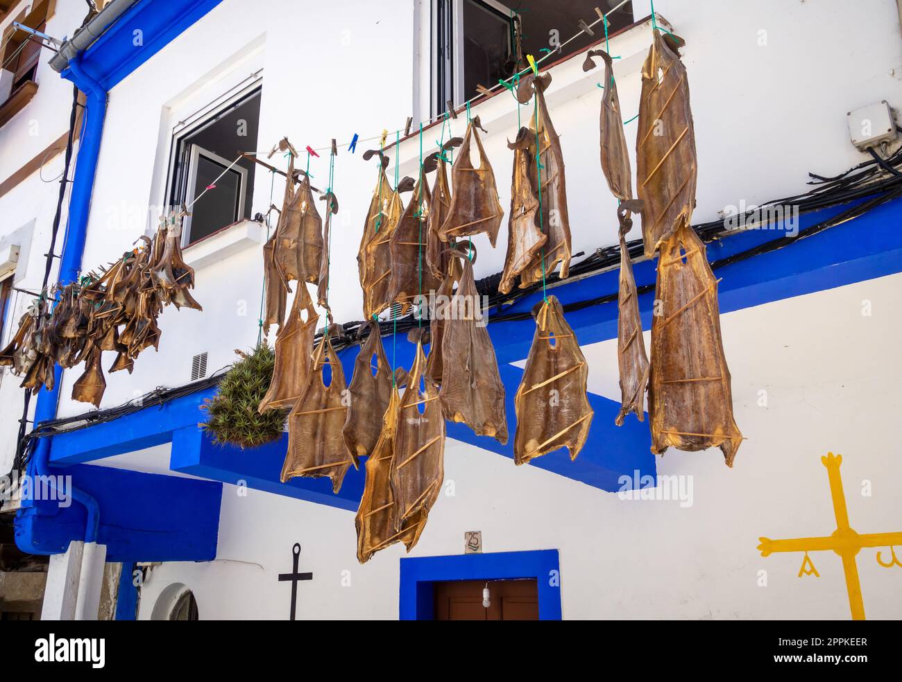 Poisson séché traditionnel devant une maison Cudillero, Asturies, Espagne Banque D'Images